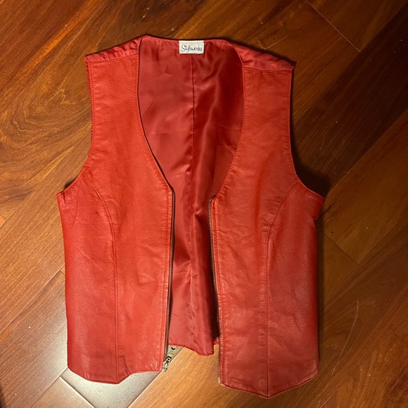 Red vest - Picture 2 of 3